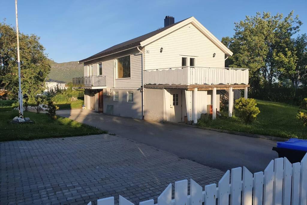 Ferienwohnung Hus Sentralt I Lofoten Leknes Exterior foto