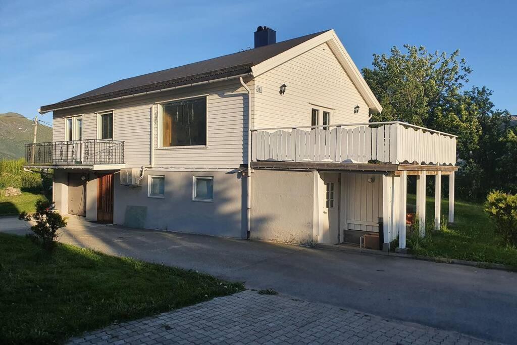 Ferienwohnung Hus Sentralt I Lofoten Leknes Exterior foto